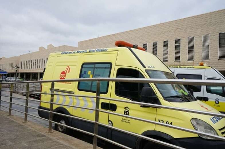Ambulancias en el Hospital Doctor Negrín (Foto TA)